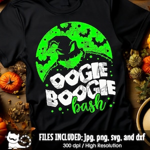 以下が含まれることがあります： 黒いTシャツ。緑と黒のキャラクターのグラフィックと「Oogie Boogie Bash」の文字。デザインにはコウモリとドットが含まれています。「FILES INCLUDED: jpg, png, svg, and dxf」の文字も表示されています。
