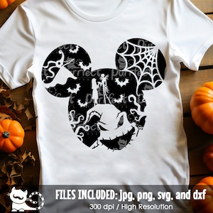 Könnte beinhalten: Weißes T-Shirt mit einem schwarz-weißen Halloween-Design in Form eines Mäusekopfes. Das Design enthält Fledermäuse, ein Spinnennetz und Charaktere. Der Text "FILES INCLUDED: jpg, png, svg, and dxf" befindet sich unten.