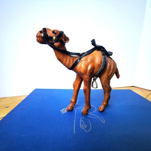 Scultura vintage di cammello in pelle con occhi di vetro, redini, sella e staffe in ottone