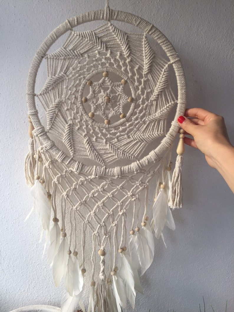 Macrame atrapasueños con plumas blancas / decoración del