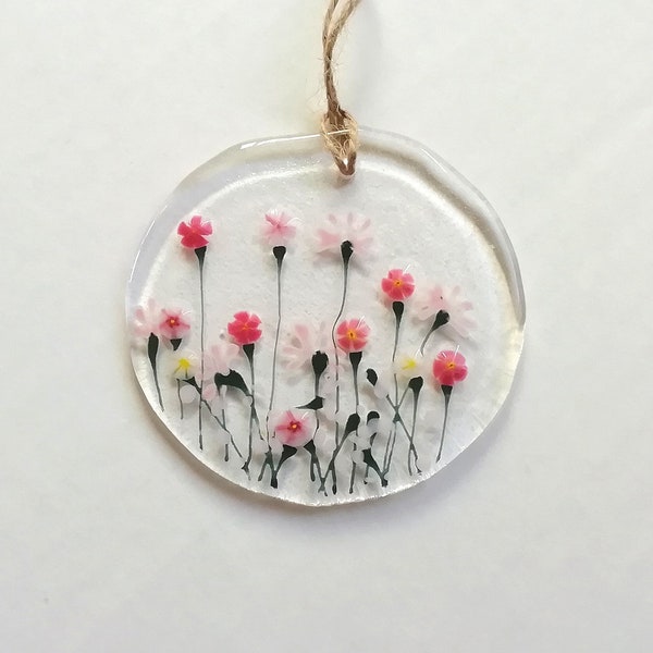 Pink daisy suncatcher, flower hanger, fused glass suncatcher.