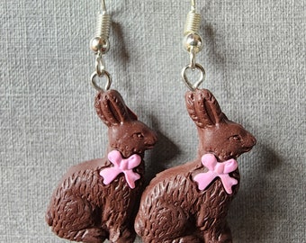 Boucles d'oreilles pendantes en argile polymère lapin de Pâques chocolat