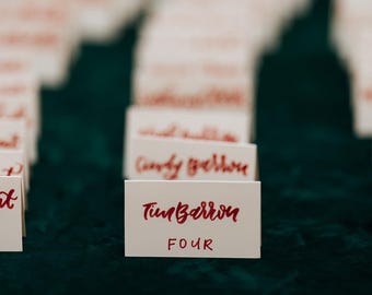 Aangepaste handkalligrafie-plaatskaarten voor bruiloften, evenementen en speciale gelegenheden