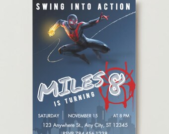 Puede incluir: Una tarjeta de invitación azul y blanca con una imagen de dibujos animados de Miles Morales, el personaje de Spider-Man, balanceándose en el aire. El texto de la tarjeta dice "Swing into Action Miles & is turning" e incluye detalles para una fiesta de cumpleaños.