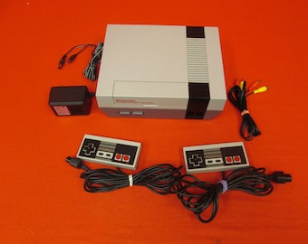 Original Nintendo NES 1985 Video Game Console with 2 controllers - RETRO GAMING