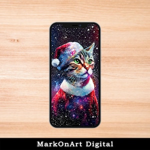 Op de afbeelding: Een digitale kunstafbeelding van een kat met een kerstmuts en rode jas met witte rand. De kat heeft groene ogen en een achtergrond met een galaxiethema. De afbeelding wordt weergegeven op een smartphone. De tekst onderaan luidt "MarkOnArt Digital".