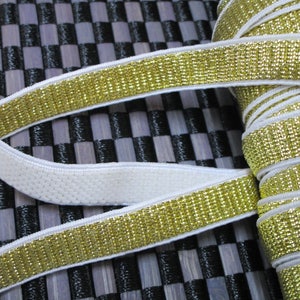 5 yards i 3/8" bred guldmetallic med vit färgbas, kraftig och högkvalitativ resårbandskant för din modedesign.