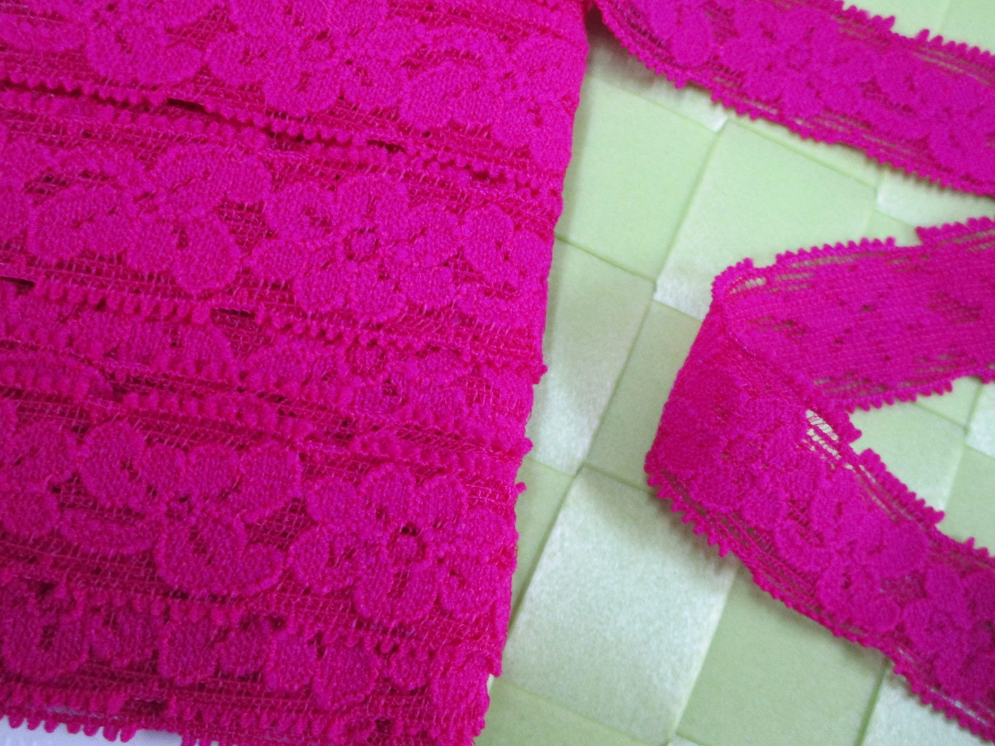 C’est une largeur de 6 yards 3/4" en couleur fuchsia défilement stretch dentelle pour votre mode de conception/mariage design / et projet de couture. C’est une largeur en de 6 yards 3/4