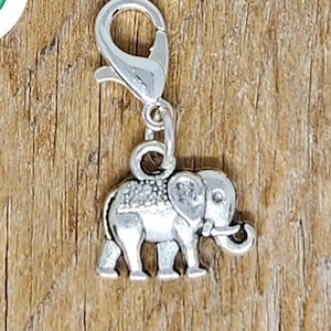 Pode incluir: Encanto de prata com um design de elefante detalhado. O encanto tem um fecho de lagosta de prata para prender a uma bolsa, carteira ou chaveiro.