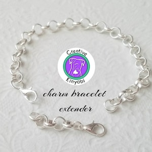Puede incluir: Extensor de pulsera de plata con cierre de mosquetón. El extensor está hecho de una cadena delicada y es perfecto para agregar longitud adicional a tu pulsera favorita.