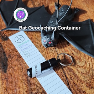 Geocache, contenedor de geocaching de murciélagos que incluye registro y tubo de bisonte impermeable, geocache de árbol, caché espeluznante Envío rápido desde EE. UU.