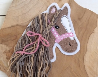 Archivo de bordado 3D motivo de bordado botón doodle cabeza de caballo con melena de lana pony con halter y melena 16x26
