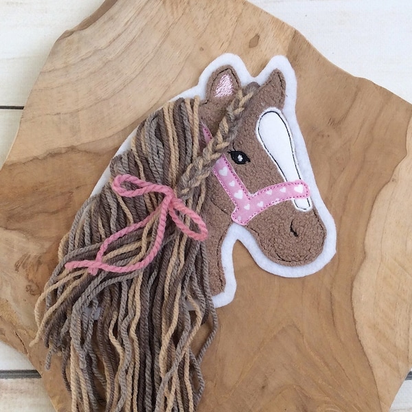 Fichier de broderie 3D motif de broderie bouton doodle tête de cheval avec crinière en laine poney avec licol et crinière 16x26