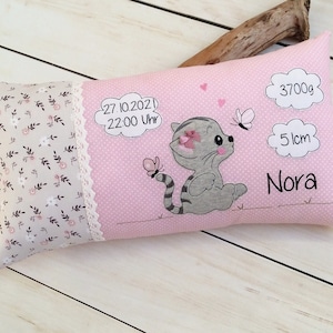Könnte beinhalten: Rosa-weißes Kissen mit einem grauen Katzenmotiv, einem Schmetterling und dem Text "27.10.2021 22:00 Uhr", "3700g", "51cm" und "Nora".