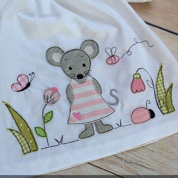 Stickdatei Maus Mädchen im Kleid Stickmotiv Doodle auf der Blumenwiese mit Käfer Applikation  13x18 - 5x7 Zoll