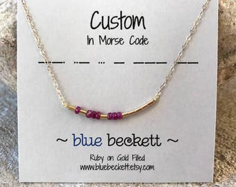 Collar con código Morse personalizado / Rubíes facetados en plata esterlina o chapados en oro / Collar con barra de piedra natal de rubí de julio / Su elección de palabra