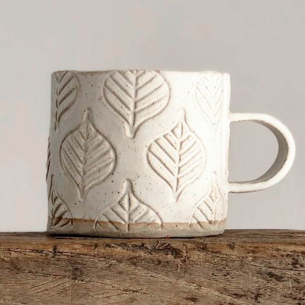 Taza de cerámica - taza de cerámica de gres - diseño de hoja hecha a mano - café, té - blanco vainilla - regalo de Navidad, regalo de calentamiento de la casa