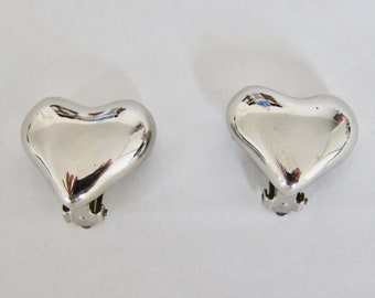 Robert Goossens 1980, pendientes en forma de corazón de metal plateado. No firmado.