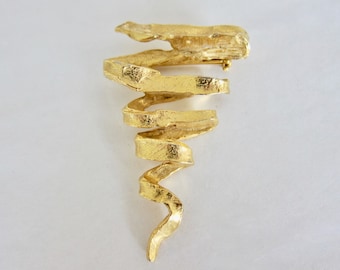 Edouard Rambaud Paris 1980, grande broche spirale métal doré texturé. Non signée mais répertoriée.