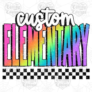 Op de afbeelding: Een kleurrijk grafisch ontwerp met de woorden "custom ELEMENTARY" in een vet, verweerd lettertype. De tekst heeft een regenboogverloop, met een zwart-wit geblokte rand aan de onderkant. Geschikt voor schoolgerelateerde producten.