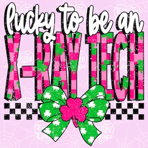 Puede incluir: Diseño gráfico con el texto "lucky to be an X-RAY TECH" en una fuente audaz y juguetona. Las letras están en patrones de cuadros rosas y negros con tréboles verdes. Un lazo verde con tréboles blancos y un centro de trébol rosa está en la parte inferior.