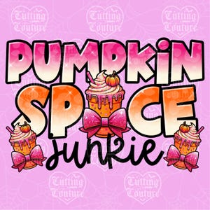 Könnte beinhalten: Ein pinkfarbener Grafik mit dem Schriftzug "PUMPKIN SPICE junkie" in einem Farbverlauf aus Orange und Weiß. Das Design umfasst Bilder von Pumpkin Spice Lattes mit rosa Schleifen und kleinen Kürbissen, vor einem pinkfarbenen Hintergrund mit Spinnweben.