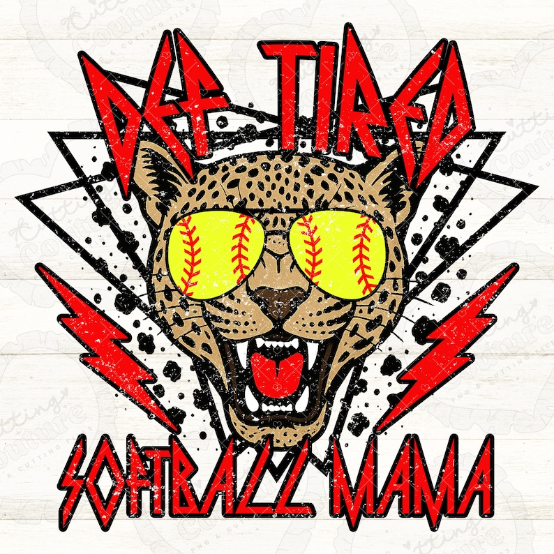 K&ouml;nnte beinhalten: Ein verwittertes Grafikdesign mit einem Leoparden, der eine Softball-Sonnenbrille tr&auml;gt, und den Worten "AF TIRED SOFTBALL MAMA" in roter, gezackter Schrift. Das Design umfasst rote Blitze und einen schwarz-wei&szlig;en geometrischen Hintergrund, f&uuml;r Softball-Fans.