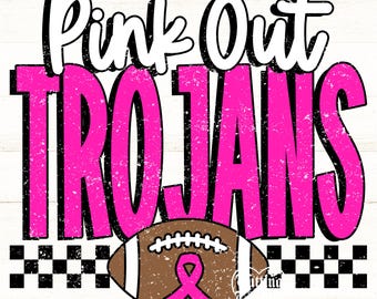 以下が含まれることがあります： 白い文字で「Pink Out」、その下に大きなダメージ加工が施されたホットピンクの文字で「TROJANS」と書かれたグラフィックデザイン。テキストの下には、白いレースとピンクのリボンが付いた茶色のフットボールがあり、両側に黒と白の市松模様のボーダーが配置されています。