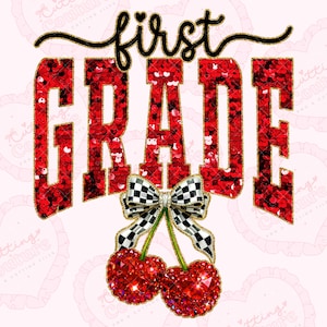 Może przedstawiać: Grafika z napisem "first GRADE" w czerwonych cekinach ze złotą obwódką. Czarno-biała szachownica jest wyśrodkowana pod słowem "GRADE", z dwoma czerwonymi cekinowymi wiśniami poniżej. Słowo "first" jest czarną czcionką.