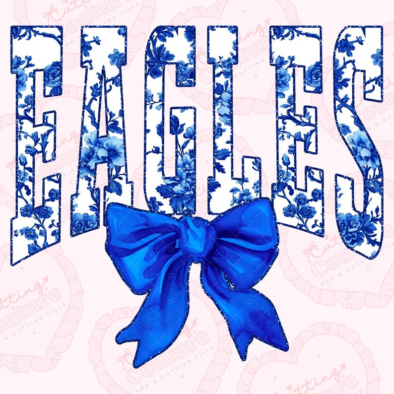Op de afbeelding: Het woord "EAGLES" in een vetgedrukte, blokletter, gevuld met een blauw bloemenpatroon op een witte achtergrond. Een felblauwe strik is eronder gecentreerd. De achtergrond is lichtroze met een decoratieve rand.