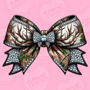 Puede incluir: Un lazo decorativo con un patr&oacute;n de camuflaje y detalles de cuernos marrones. El lazo est&aacute; adornado con brillantes pedrer&iacute;a y una joya central. El fondo es de color rosa claro con el texto "Cutting Couture" repetido.