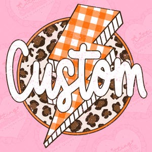 Peut inclure: Graphisme avec le mot "Custom" en blanc, avec un effet vieilli. Le design comprend un éclair avec un motif vichy orange et blanc, sur un fond léopard, le tout dans un cadre circulaire.