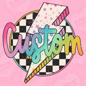 Peut inclure: Un graphisme coloré avec le mot "Custom" en dégradé arc-en-ciel. Le design comprend un fond à carreaux noir et blanc, un éclair et des étoiles. L'ensemble a un aspect vieilli et vintage.