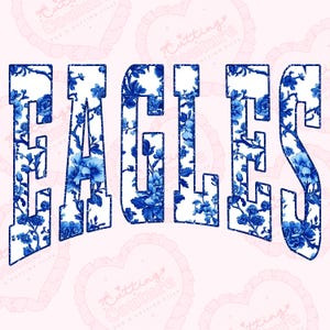 Op de afbeelding: Het woord "EAGLES" in een vetgedrukte blokletter, gevuld met een blauw bloemenpatroon op een witte achtergrond. Het ontwerp heeft een distressed, getextureerd effect, met een roze achtergrond en decoratieve hartvormen.