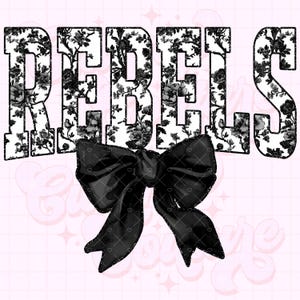 Puede incluir: Gráfico de estampado floral en blanco y negro con la palabra "REBEL" en letras negritas. Un lazo de satén negro con detalles de brillo se centra debajo del texto.