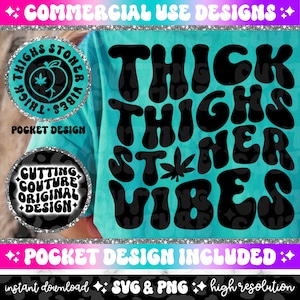 Puede incluir: Una camiseta azul turquesa con un diseño gráfico negro que dice "Thick Thighs Stoner Vibes". El gráfico está en una fuente retro de los años 70. El diseño también está disponible como diseño de bolsillo.