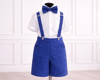 Conjunto infantil masculino 100% linho – Camisa branca, bermuda xadrez azul com suspensórios, para pajem de casamento.