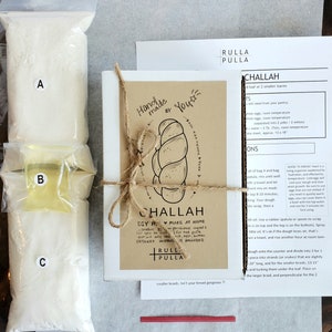 Puede incluir: Un kit de horneado de challah para hacer en casa con instrucciones, una bolsa de harina, una bolsa de aceite y una bolsa de levadura. El kit incluye una receta para hacer un pan challah en casa. El kit est&aacute; empaquetado en una bolsa de papel marr&oacute;n con un lazo de cuerda.