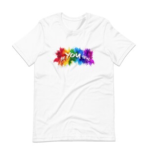Könnte beinhalten: Weißes T-Shirt mit einem regenbogenfarbenen Farbspritzer-Design und dem Text "Be You Tiful" in Weiß.
