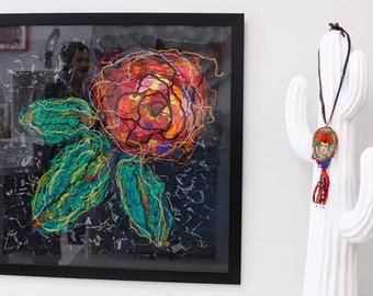 Tableau d'art textile upcycling "Rose infinie"