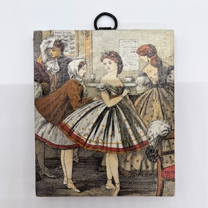 Op de afbeelding: Een vintage-stijl illustratie van een groep mensen in een café-setting. De scène toont een vrouw in een witte en zwarte polka-dot jurk met een rode bies, een vrouw in een bruine jurk en een man in een zwart pak. De illustratie is gedrukt op een houten plaat met een metalen hanger.