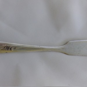 Master butter knife H & T Mfg.Co. silver plated.  &quot; Meadow Flower &quot; is the name of the pattern, from 1940&#39;s.