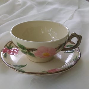 ヴィンテージのフランシスコ会陶器カップ＆ソーサー、「デザート ローズ」柄、ミッドセンチュリー。