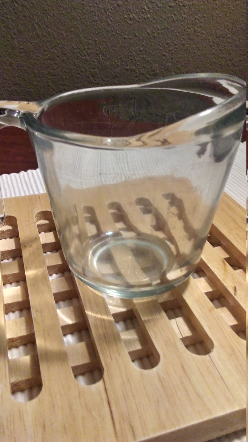 vintage Anchor Hocking measuring cup.
