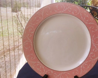 Assiette plate Harmony House des années 50, motif « Filigrane ». Blanc avec bande rose.