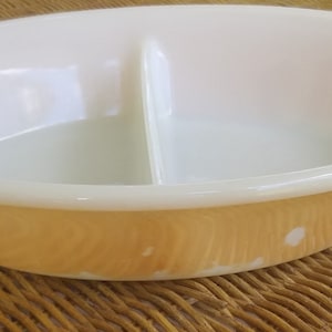 Vintage Milchglas Fire-King peach luster geteilte Auflaufform aus den 60&#39;er Jahren.