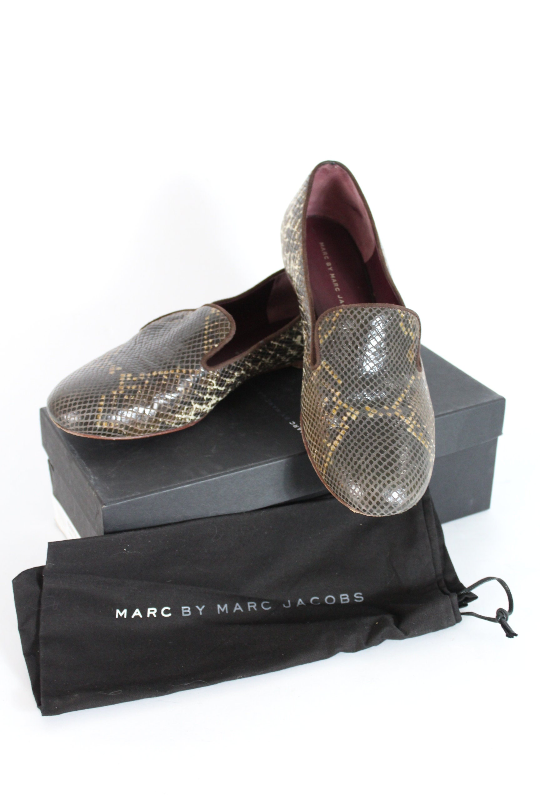 Slip on pitonate store