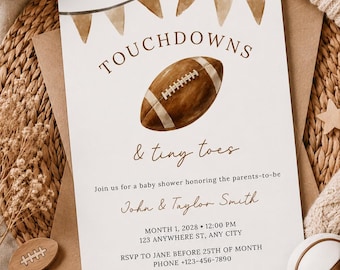 Op de afbeelding: Een witte rechthoekige uitnodigingskaart voor een babyshower met een bruine aquarel American football, bruine vlaggetjes en de tekst TOUCHDOWNS & tiny toes. De kaart bevat details voor John & Taylor Smith, datum, tijd, locatie en contactgegevens.