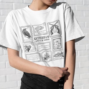 Six of Crows Briefmarkensammlung T Shirt Tshirt * Crow Club Kaz Inej Jesper Grüße von Ketterdam Postkartenbuch Fandom Merch Bücherwurm Geschenk
