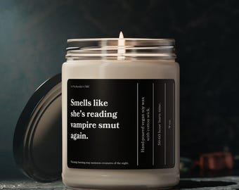 Luktar som att hon läser vampyrsmut igen Gotisk filmälskare Sojaljus Mörk Academia Säsong Höst Höst Gåva Cullen Forks Spöksäsong